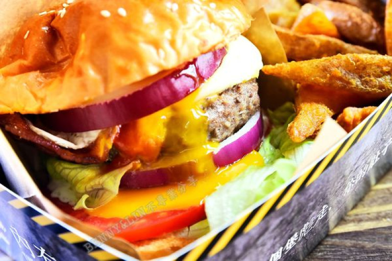[台中中區美食]中華夜市周邊外帶美食推薦，看電影也能輕鬆享受豪大美式漢堡!! -- 堡彪專業美式漢堡 Burger Guardian