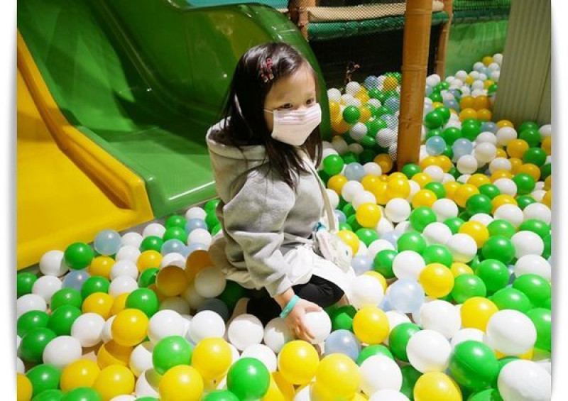 台南「夏都城旅安平館」超大室內遊樂園、適合親子入住。