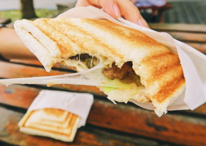 [新北板橋區] 美食提案 X 板烤三明治∥致理商圈美食/大學美食/ 銅板價格/板烤吐司起士牽絲/校園美食∥