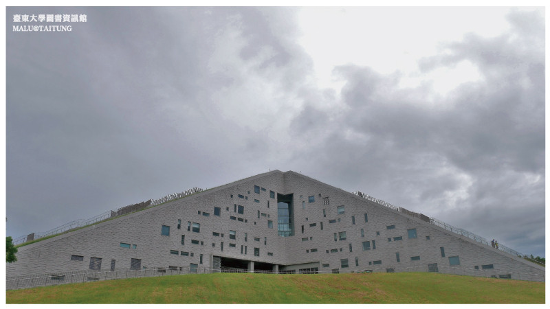 《台東景點》臺東大學圖書資訊館│與山海呼應的綠建築、東海岸的綠色金字塔