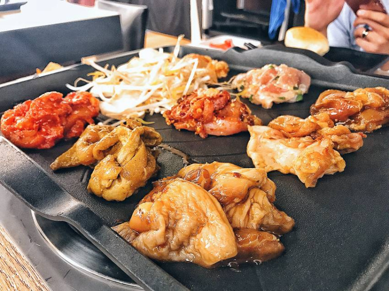 吃到飽鐵板燒 好奇太郎 | 板橋江子翠 八種雞料理 創意DIY無油好吃又好玩