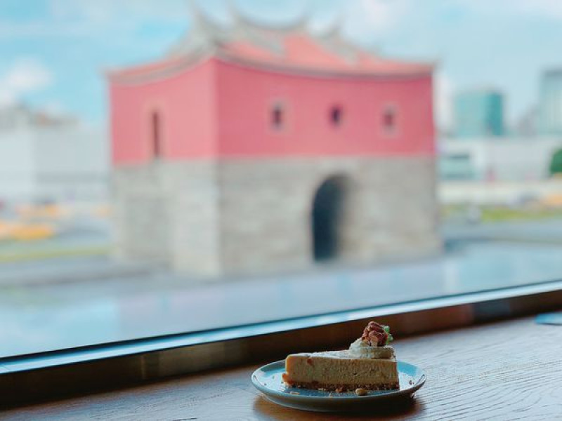 捷運台北車站✿MKCR山小孩咖啡✿北門旁的純白系咖啡廳~大片窗眺望繁華台北!
