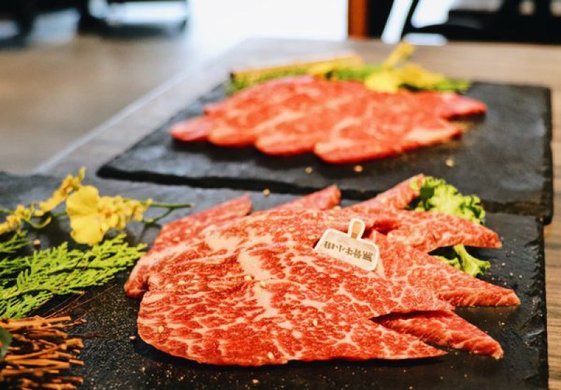 [新竹竹北市]美食提案X火山岩燒肉竹北旗艦店∥肉品種類多樣新鮮高檔牛舌牛小排明蝦干貝樣樣來∥