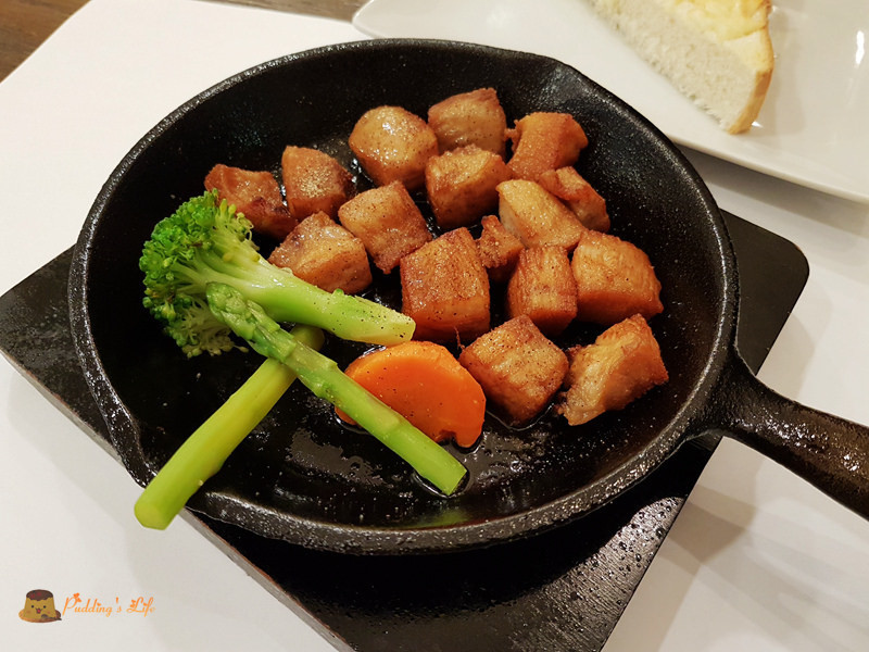 【新竹餐廳】小鐵鍋上菜排餐料理《生鐵原味牛排》私房蒜蓉白飯拌肉汁