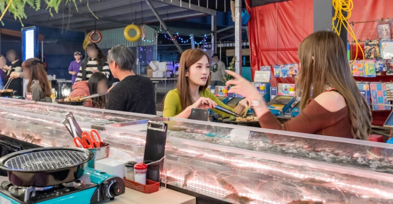 台中第1間泰國流水蝦就在這！全台首創18米玻璃透明LED水道，還有熟食沙拉熱炒海鮮時蔬甜點冰淇淋吃到飽