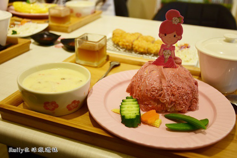 台中北區親子餐廳推薦》茉莉公主蛋包飯。公主造型的蛋包飯呈現，超有創意