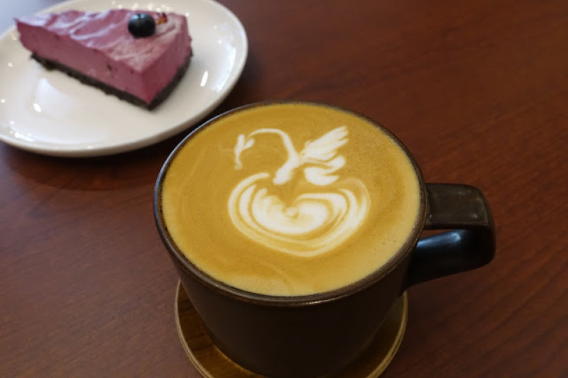 [食記] 竹北。三角咖啡館Café Triangle 貳店。2/17正式開幕!拿鐵咖啡醇厚回甘、甜點質感也很優~