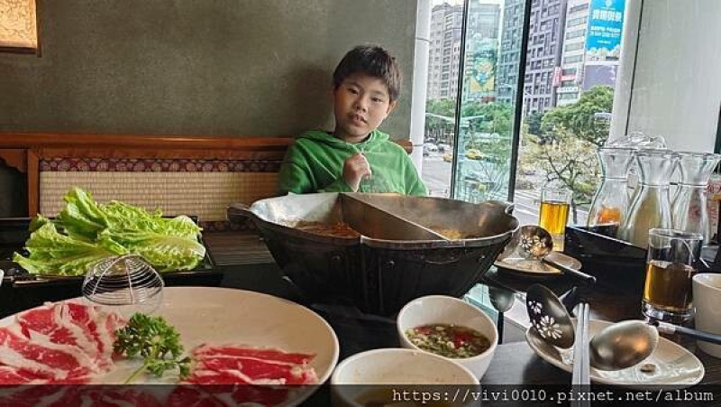 台北.中正-紅湯、白湯都很濃郁好喝的無老鍋，還有無限鍋底吃到飽!