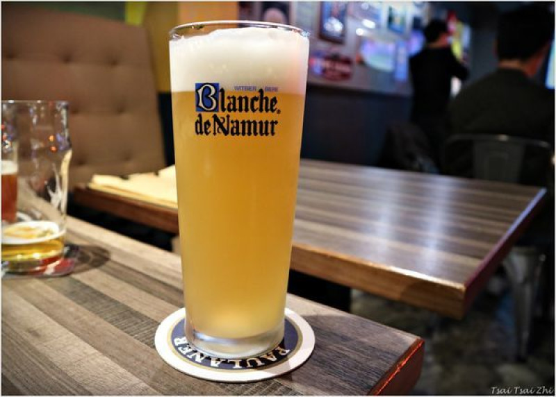 [台北大安]啤啤精釀啤酒屋BB Craft Beer|啤酒迷必訪店家，16道生啤x350種以上世界各地的瓶裝啤酒（近捷運忠孝復興站）