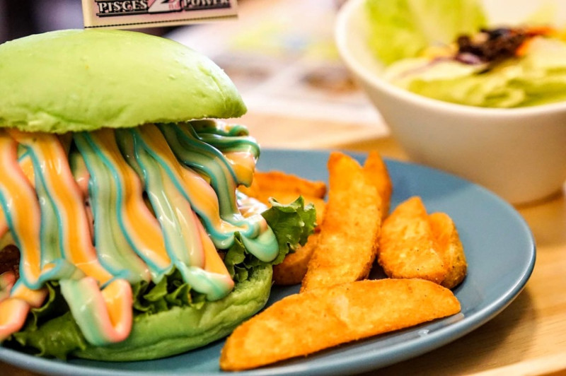 【浮誇系彩虹瀑布漢堡／IG拍照激推美食／一中美食內的親子餐廳。雙魚二次方】