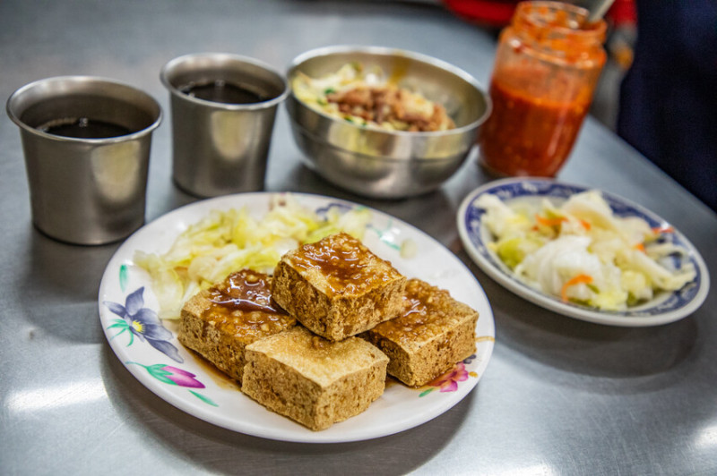 嘉義市東區興加臭豆腐｜被譽爲在地最強臭豆腐！銅板價還讓你古早味紅茶喝到飽