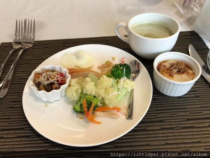 [新竹 x 美食] 蒂雅羅國際餐飲 // 單點式吃到飽 餐點美味好吃! 鮭魚炒飯 豬腳排餐 樣樣好吃!