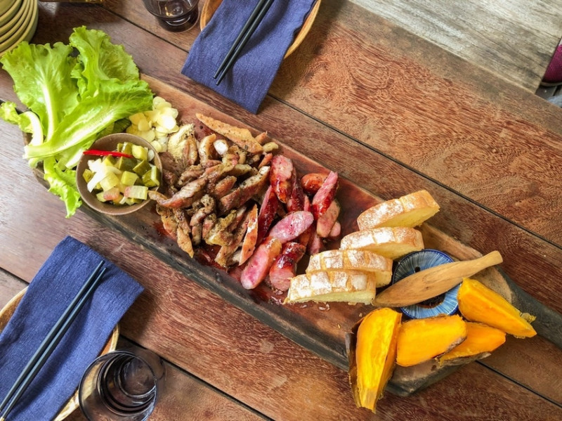 嘉義阿里山・景觀餐廳｜HANA廚房｜阿里山私房景點，融合了南非佳餚、原住民部落料理，環繞在綠樹青山中，真的是藏在阿里山中的美味料理