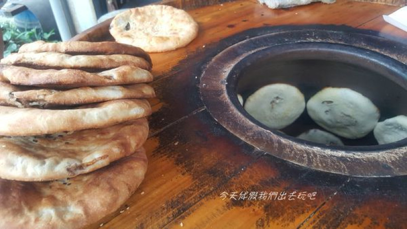 大桶火炭餅。銅板美食走路小吃。來自浙江的傳統小吃。干菜肉香氣無法擋