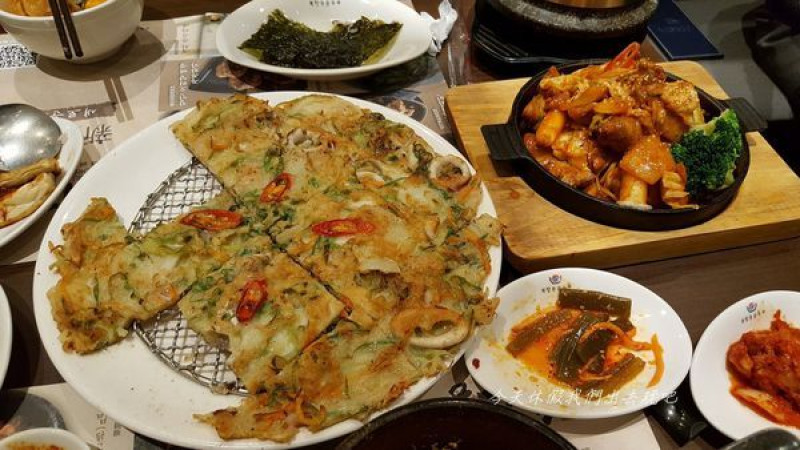 涓豆腐。豆腐鍋好吃。小菜無限續。全台最大韓式料理集團