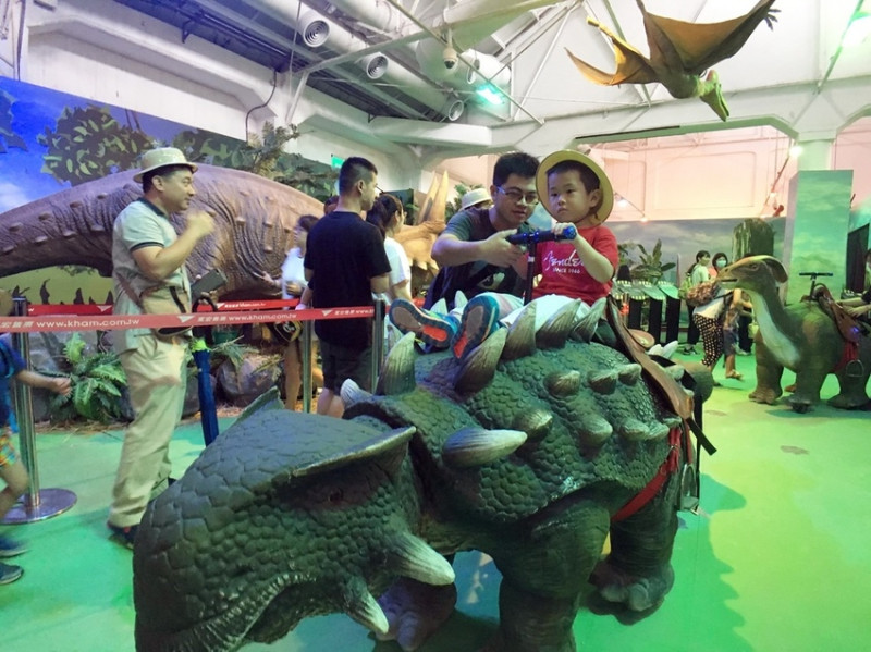 【旅遊】侏儸紀恐龍樂園展覽|坐上恐龍頭骨吉普車探險~騎暴龍、挖化石與恐龍寶寶相見歡，讓孩子HIGH翻暑假