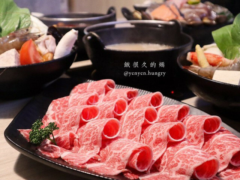 【台北美食。捷運南京三民站】築間幸福鍋物－海鮮、肉品品質有水準的連鎖鍋物，看看這份牛小排的油花好療癒啊～