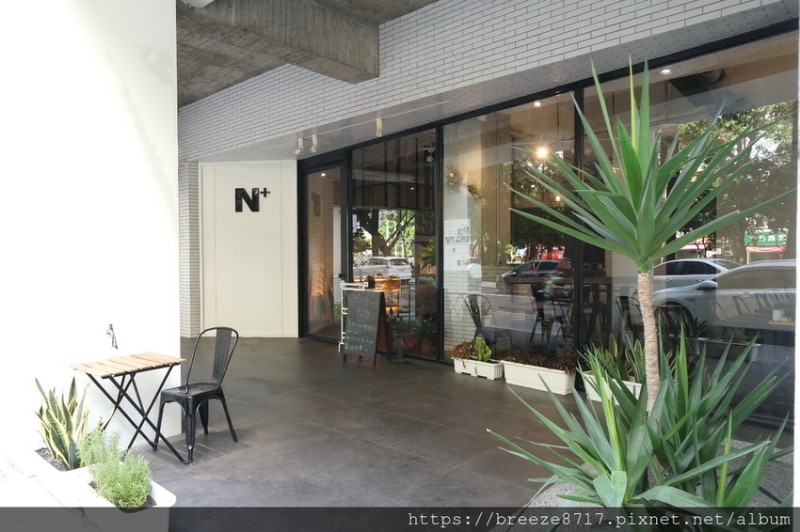 N+。Nplus cafe｜黑白視覺鮮明門面【台中市】