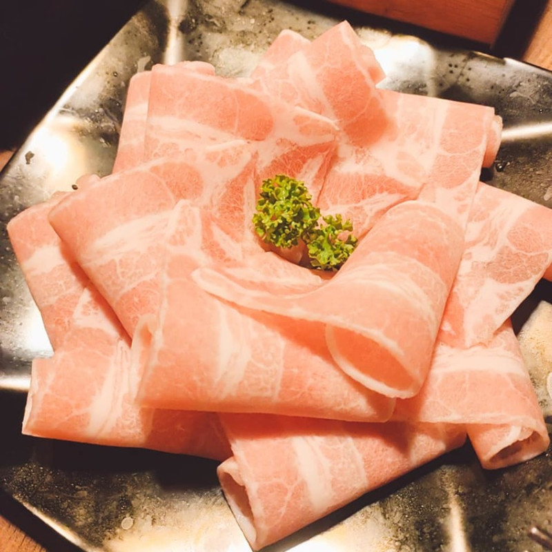 New Taipei, Taiwan 築間幸福鍋坊 板誠店 | 特選鮭魚鍋給你滿滿的鮭魚，每一片都很有厚度❤鮮菇奶香湯底絕對是我吃過最濃郁的牛奶湯底❤