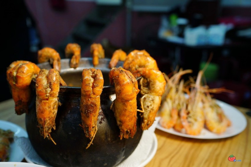 【中和胡椒蝦料理】蝦蝦叫！東城活蝦料理，泰國蝦太肥活跳現撈，中和最便宜泰國蝦餐廳