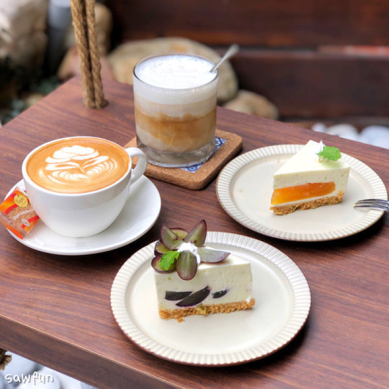 【台中美食】小煮咖啡 ᴹᴵᴺᴵ ᴳ ᶜᴼᶠᶠᴱᴱ 庭園風植栽咖啡廳 鹿角蕨 單品咖啡 生乳酪 布丁