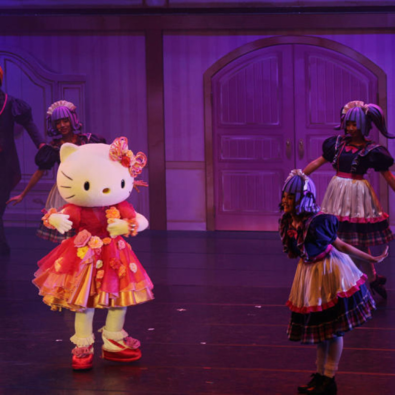 Hello Kitty本人終於來到台灣，竟發現酷企鵝最妒忌的人是他？「三麗鷗音樂劇 酷企鵝瘋狂實驗室」全球首度公開演出就在台灣。