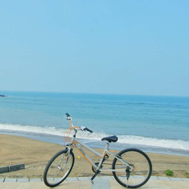 誰說看海只能坐在沙灘上？北海岸「浪漫雙灣自行車道」正式啟用。從白沙灣到淺水灣，讓你一次輕鬆體驗浪漫雙海景、舒適林道與悠閒小鎮風光。