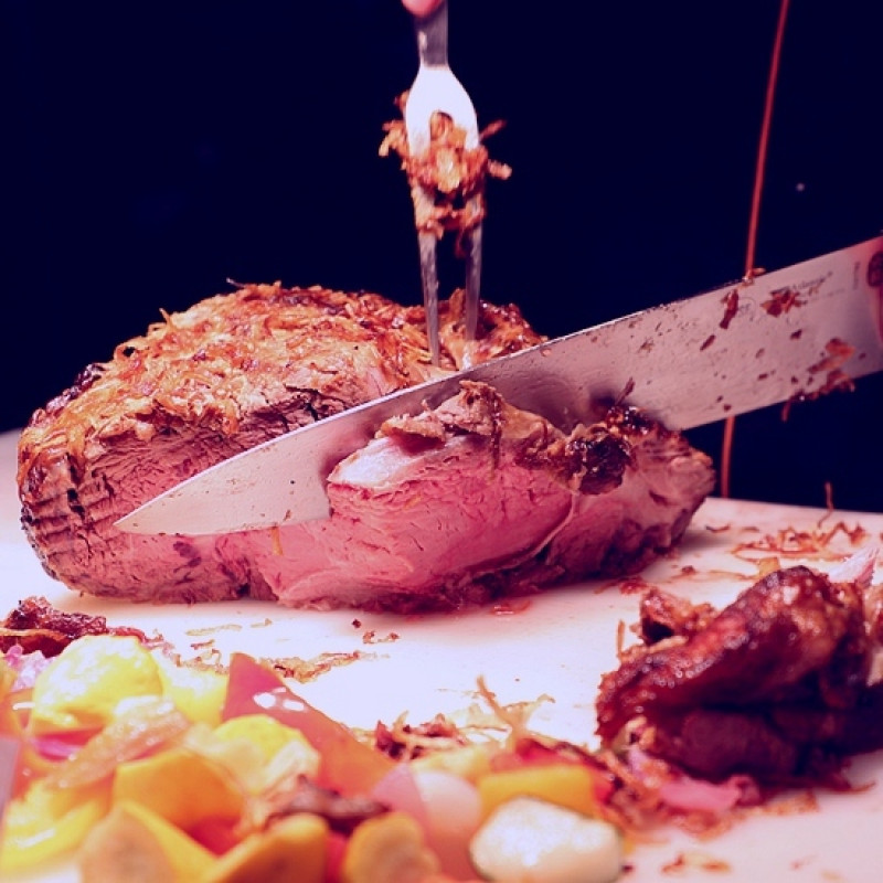 超狂，廚師給肉完全不手軟！知名飯店自助餐推出夏日美式炭烤派對，戰斧牛和豬肋排和數不清的肉全部吃到飽。