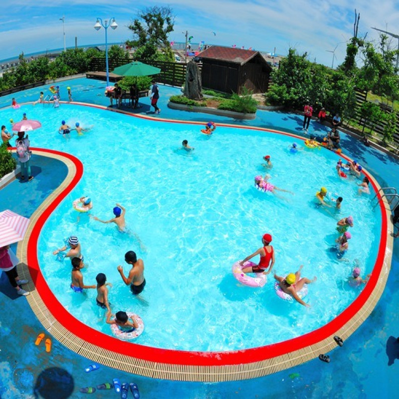 台中的爸媽都High了！免費游泳池「大安濱海樂園」暑假全面開放，還有噴泉池大展開，夏天往這裡衝對了。