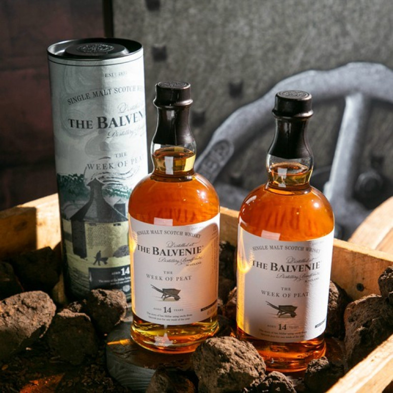 泥煤、蜂蜜、柑橘、橡木桶與百富威士忌三位職人的故事，以揉合傳統工序與嶄新思維的新品威士忌，帶你細細探索蘇格蘭製酒匠人們的喁喁細語。