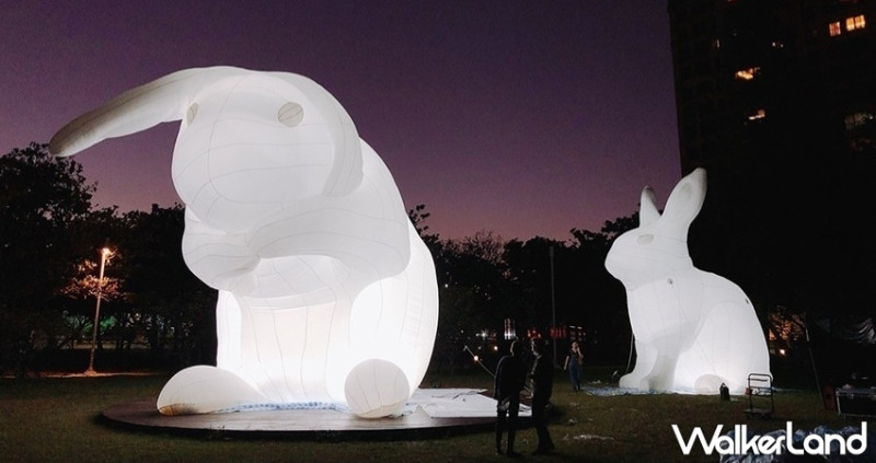 新竹發光兔兔超萌登場！新竹「城市躲貓貓」燈節開展，超過10組藝術作品現身新竹公園，超療癒巨型兔兔一定要拍。