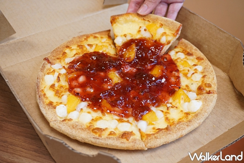 用披薩告白成功！達美樂推出情人節限定「草莓甜心披薩」新口味，全台限量2800份想吃還要手刀搶。