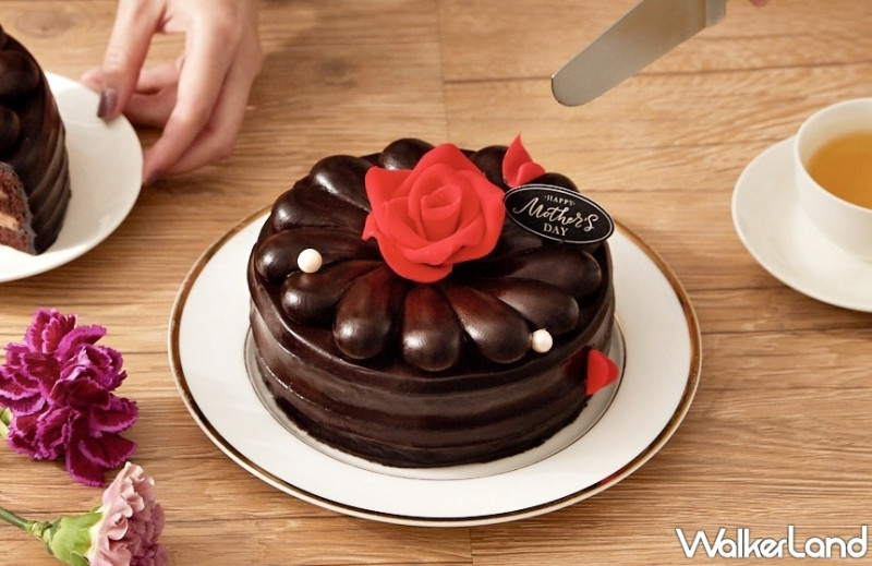 茶香巧克力蛋糕來了！BAC推出「花之心 伯爵茶巧克力蛋糕」，浪漫「手工玫瑰花、伯爵茶夾餡」讓媽媽一吃就愛上。
