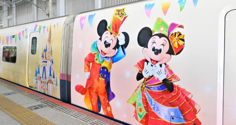 迪士尼鐵粉最後搶搭！日本新幹線「迪士尼40週年彩繪列車」倒數開跑，「迪士尼城堡、米奇米妮肖像」遍布華麗車身，3月底前不搭以後沒機會。