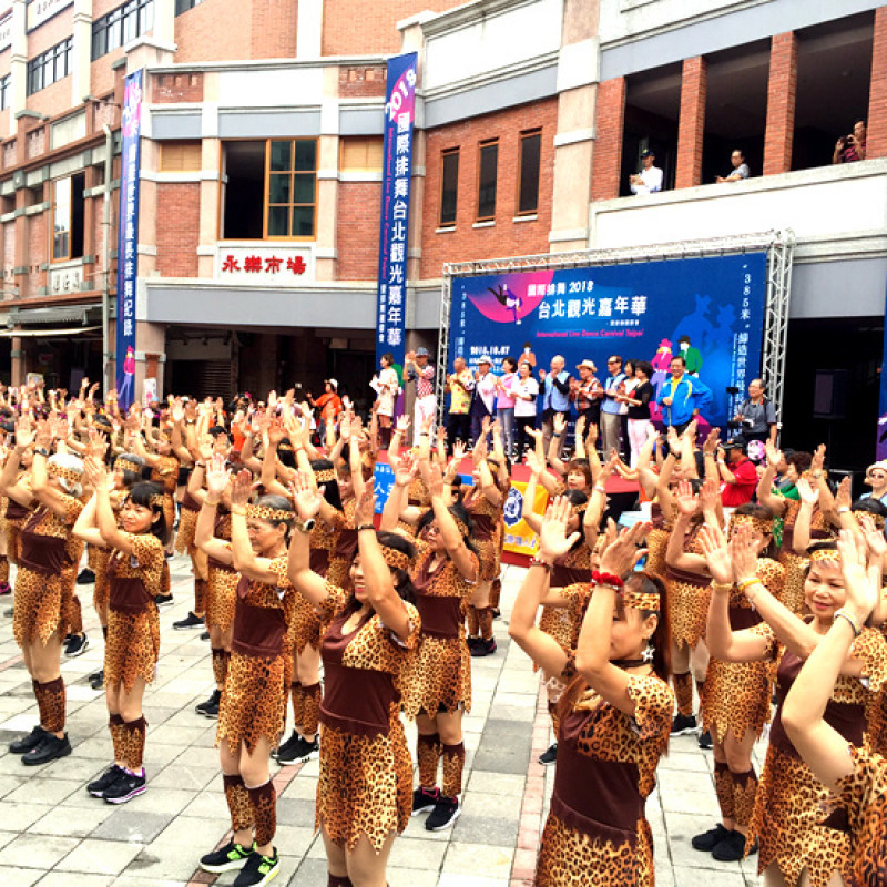 迪化老街竟然有1000多人一起跳舞！台北市觀傳局攜手9個國內外團體，吸引遊客一起共舞體驗臺北觀光魅力。