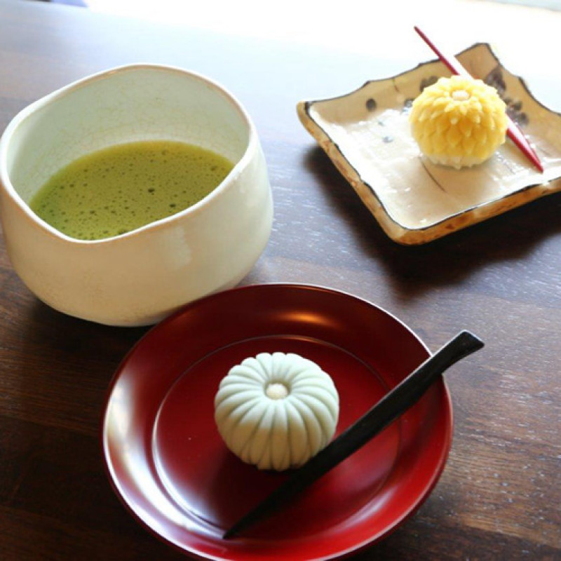 免搭飛機到京都，就可在日式老宅手作和菓子！「蔦町製菓工坊」正式進駐八田與一紀念園區，即日起讓民眾體驗道地的日式手作和菓子。