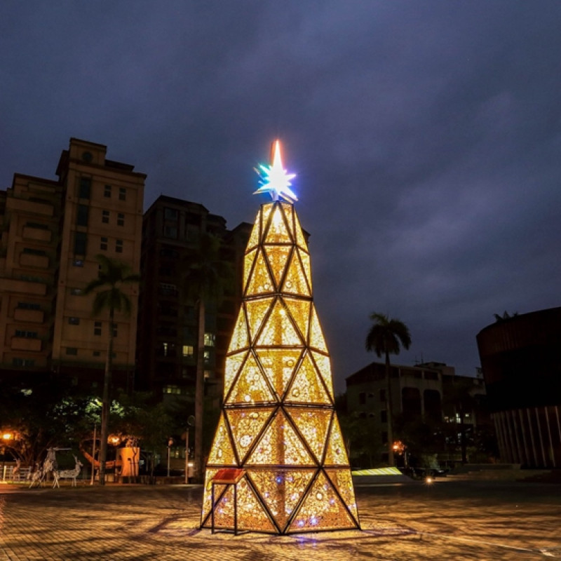 台南滿滿的聖誕樹點燈了！ 6個今年底必去的台南耶誕樹景點，拍照完還可以大口吃台南美食。