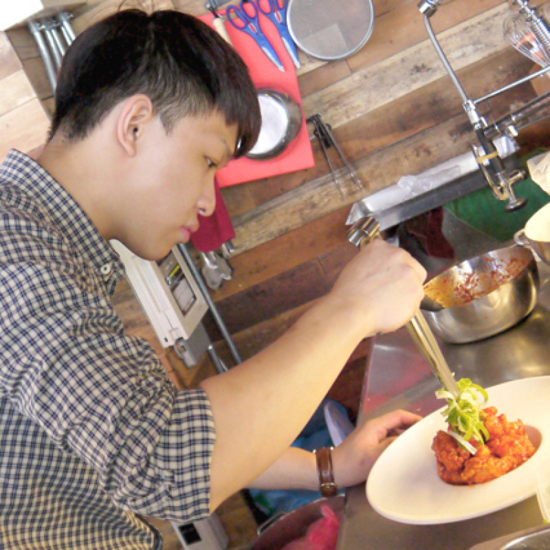 年少立志向，傳統小吃時尚變身。『OPPa 韓式炸雞』台北市士林區天母商圈千頌伊最愛的韓國美食