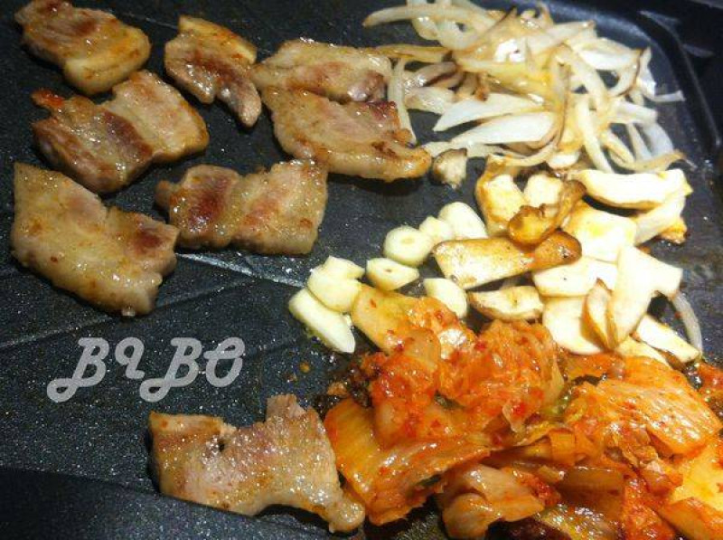 台北∥小巨蛋|忠孝敦化::韓13鐵盤料理-彷彿回到韓國的烤五花肉！只要160元！