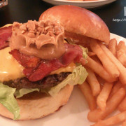 [食記] 台北信義．Awesome Burger 澳森漢堡，狂滴汁漢堡兒