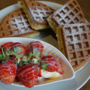 【台南北區】『南島夢遊 咖啡 鬆餅 輕食 旅宿』~冬天就是要狂吃草莓~草莓鬆餅上市囉！