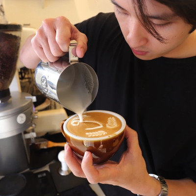 睿咖啡 Barista_ray coffee：台南冠軍拉花咖啡，插旗臺南美術館2館旁，用銅板價格就能喝到一杯擁有藝術拉花的好咖啡 - 進食的巨鼠
