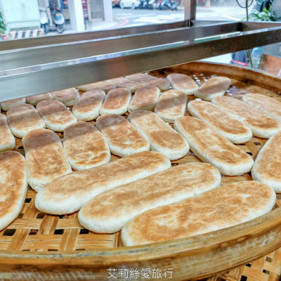 板橋美食》梅華珍素食牛舌餅 純手工製作 飄香三十年老店 傳統古早味麥芽牛舌餅 - 艾莉絲愛旅行