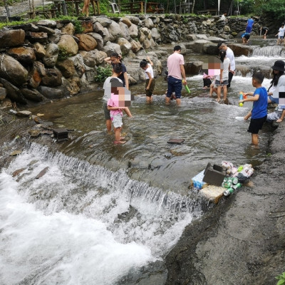 炎炎夏日，就是要帶小孩一起來溪邊玩水阿！