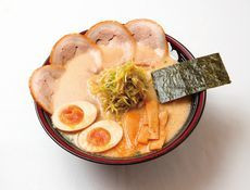 來自東京池袋的「屯京拉麵」，從自製湯頭到獨家麵條，全部都是美味的關鍵！