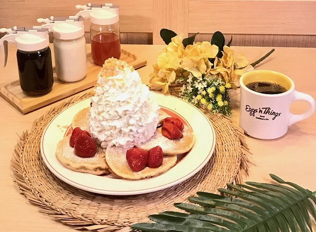 日本超人氣排隊鬆餅 Eggs &#039;n Things來了！15公分「鮮奶油火山鬆餅」，6/26搶先體驗！