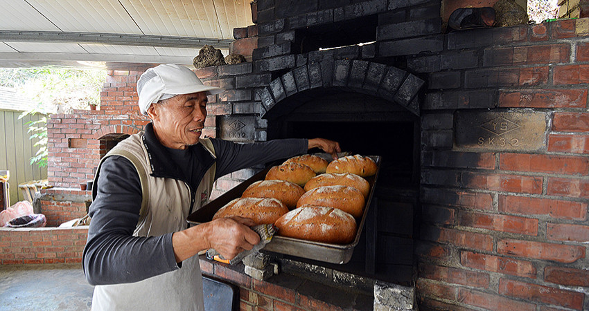 味美不怕山林深！三義「貝岩居農場」以窯烤麵包DIY 活動，吸引無數遊客造訪享受一日麵包職人的體驗。