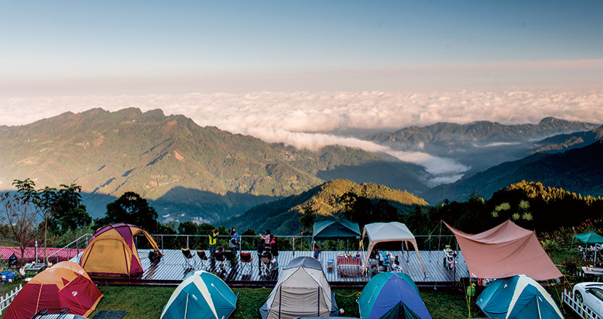 「梅山頂景觀露營區」紮營山峰頂坐看雲起，居高臨下之姿在露友間享有盛名，隨手一拍，就是氣勢驚人的美照