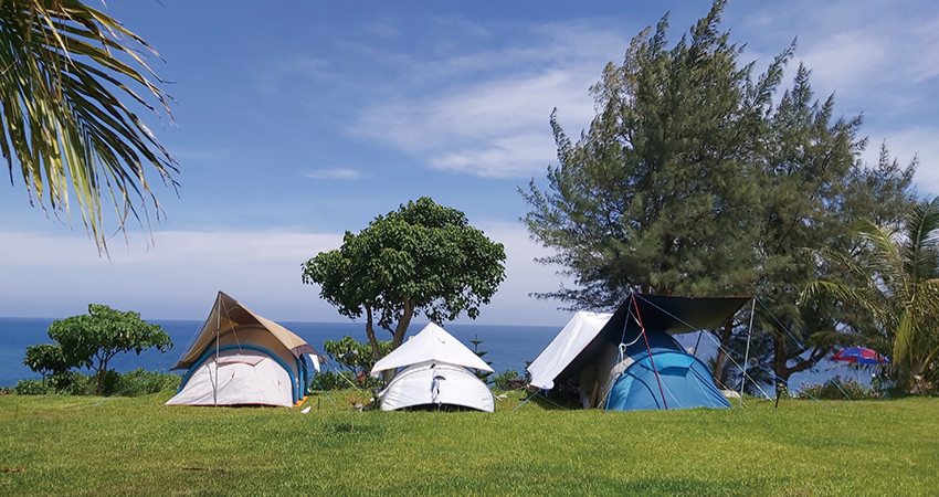 入住「麒麟部落露營區」一早就能迎著太平洋的海風中甦醒，擁有太平洋海景第一排的美景，還有平坦舒適的大片綠草皮供人打滾嬉戲