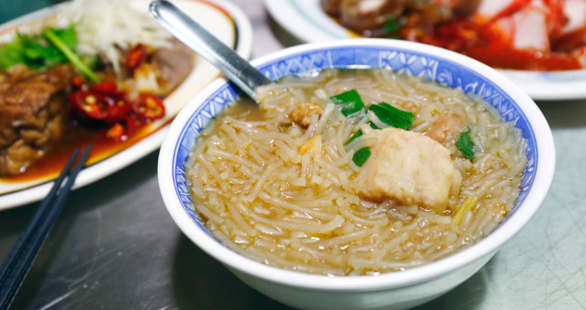 「西市米粉湯」就是隱藏在市場裡的飄香美味，黑白切鹹香有味，熱騰騰的米粉湯、大麵糊溫暖新竹人的心與胃